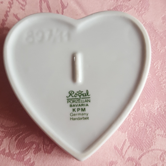 Heart shaped porcelain box - Picture 3 of 4